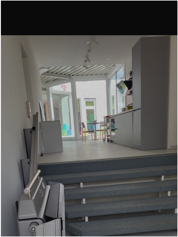 Foto der Hubliftplattform, links an der Wand eingeklappt bei Nichtnutzung