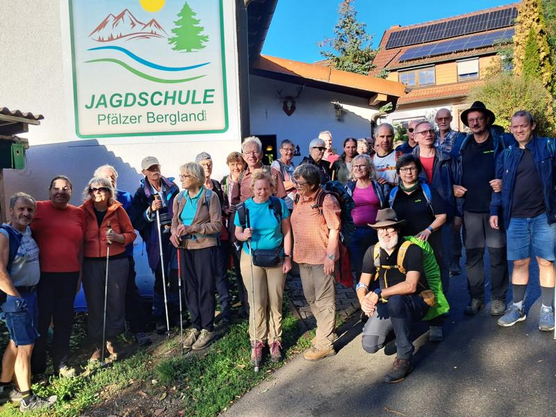 Ein Gruppenbild der inklusiv Wandernden, zum Teil mit Blindenstöcken