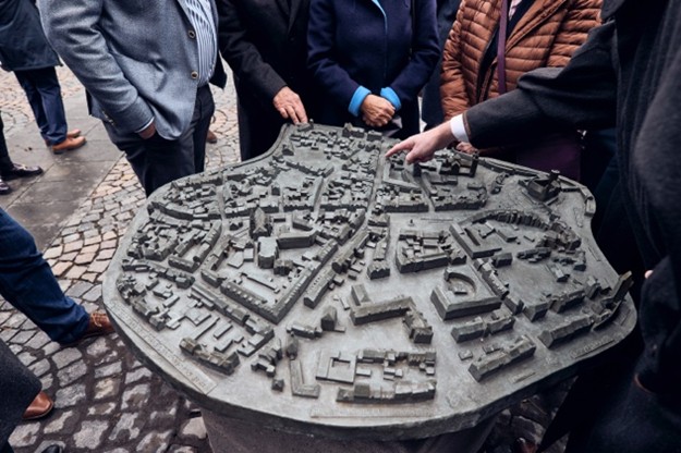 Barrierefreies Bronzemodell der Innenstadt von Mayen 