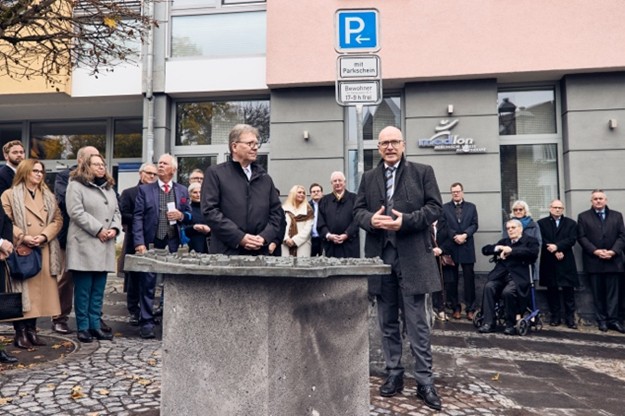 Eine Rede zur Einweihung wird am Modell gehalten